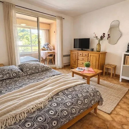Апартаменты Sur Le Port De Hyeres, Proche Des Plages Йер